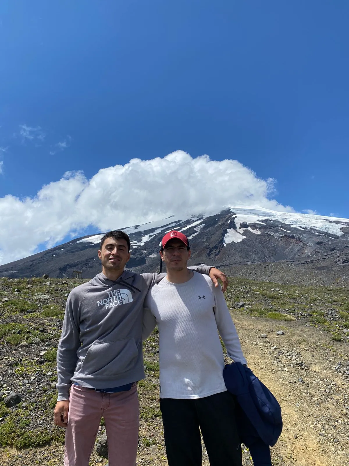 Diego y Alex, equipo Ktisis, frente al volcán Villarrica
