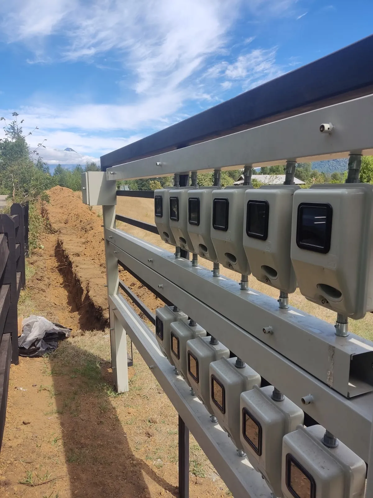 Rack de medidores para proyecto de parcelación con tendido subterráneo en La Araucanía