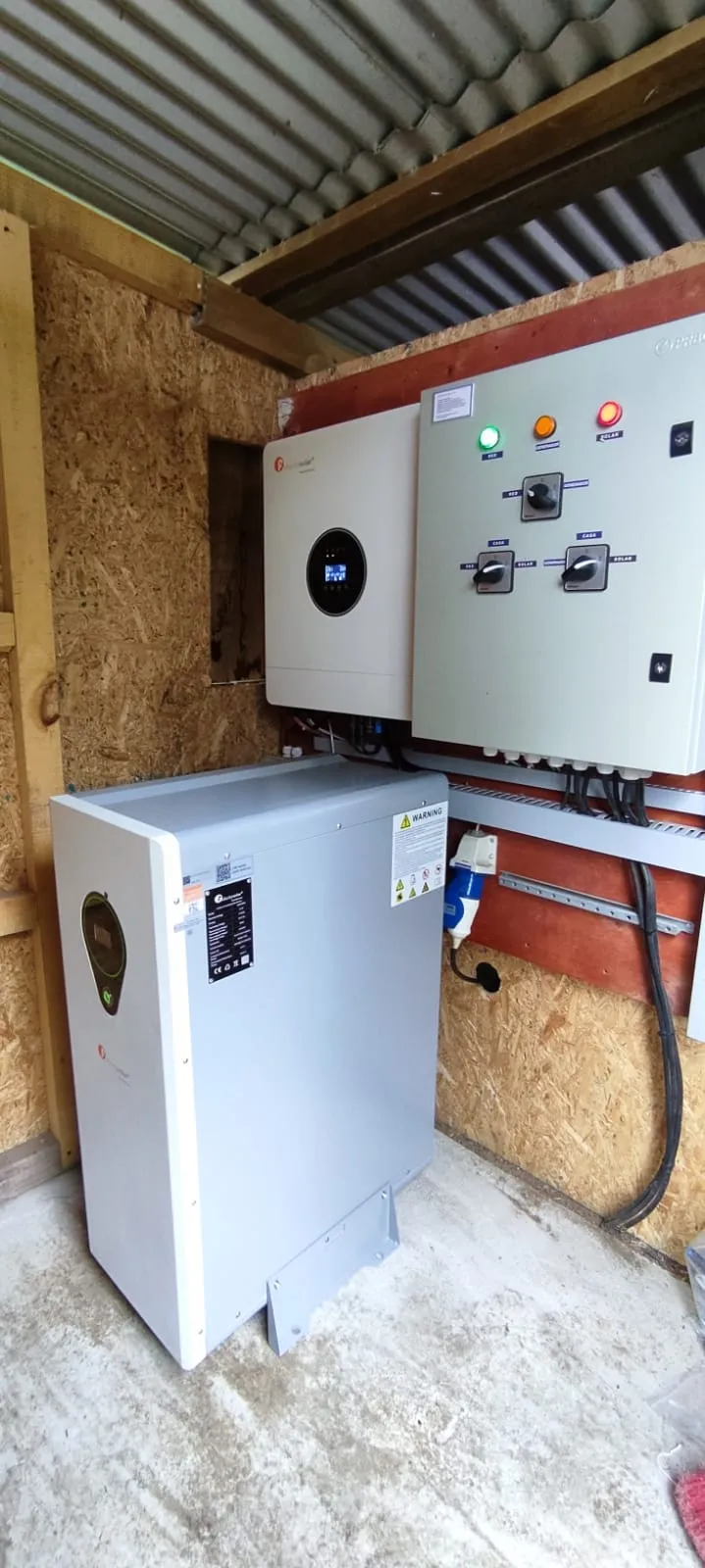 Sala técnica fotovoltaica con inversor y gabinete de control RED / GENERADOR / SOLAR