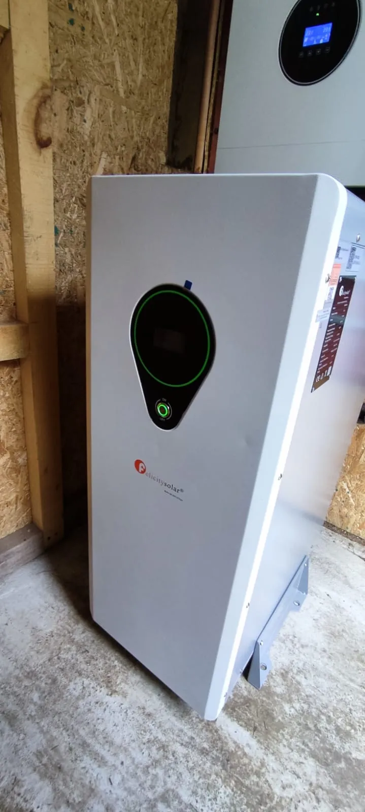 Batería de almacenamiento Plenasolar instalada en sala técnica