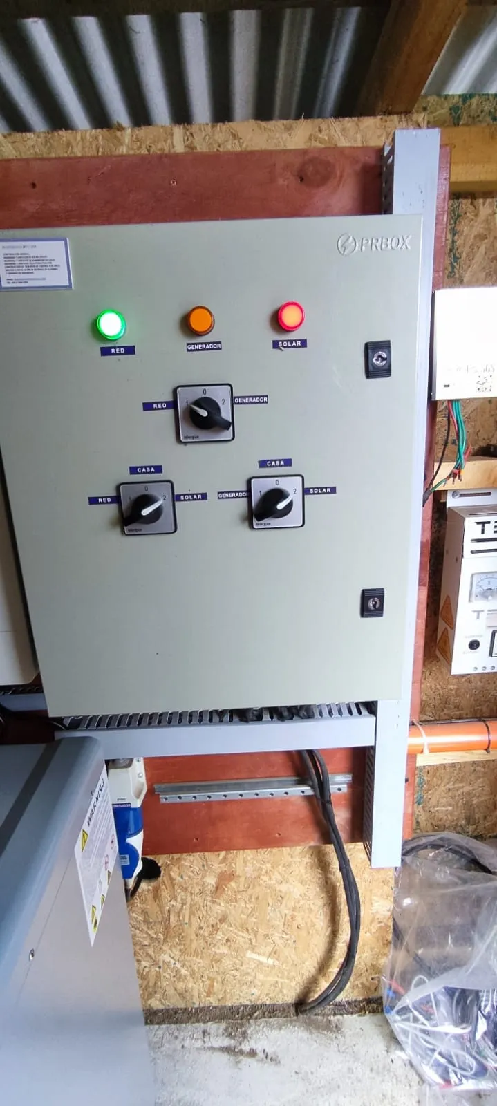 Tablero de control eléctrico con selectores de fuente de energía