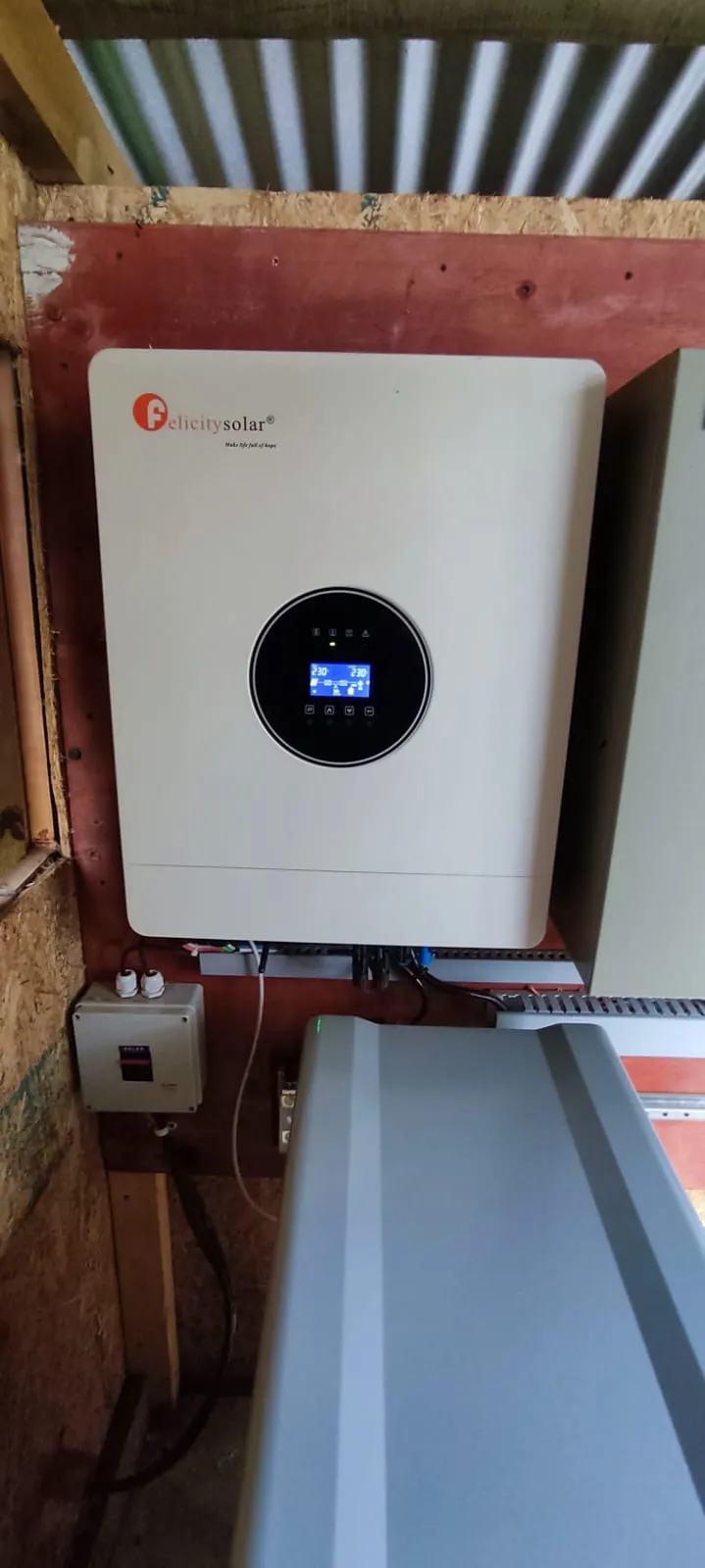 Inversor Felicity Solar montado en sala eléctrica de parcela