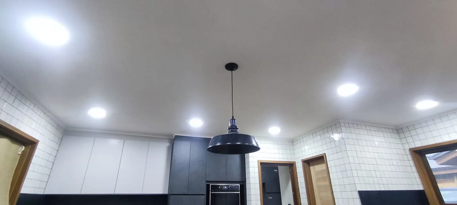 Instalación eléctrica con focos embutidos en cocina de parcela, La Araucanía