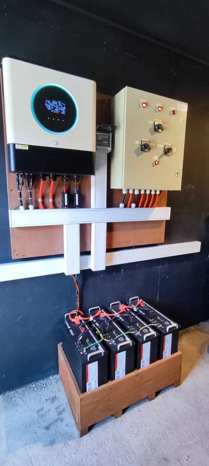 Sistema solar completo: inversor, tablero de transferencia y banco de baterías instalado